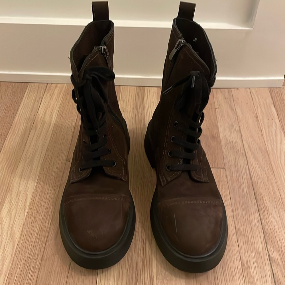 Stylish dark brown lace up boots!